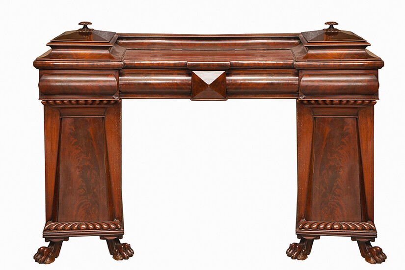 Victorian sideboard in carved wood, mahogany and mahogany palm. England, c. 1860. With two compartments with a top lid, four drawers at the waist and two compartments with doors at the bottom. On four claw feet. Measurements: 120x61x167 cm.
