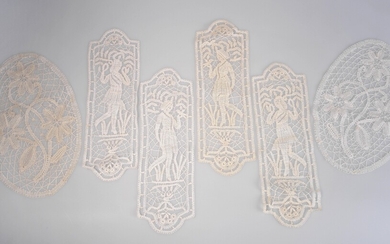 Vier Klöppeleinsätze mit figuralen Darstellungen und zwei ovale Klöppelspitzen mit floralen Motiven