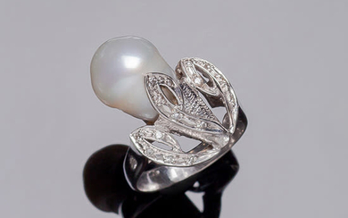 Vintage ring in 14k white gold with a plant...