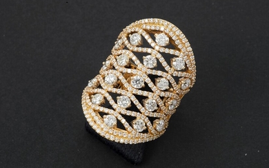 Vrij uitzonderlijke ring in roos goud (18 carat) met een geraffineerd uitgewerkt sierstuk (kantwerk) bezet...