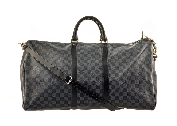 Vuitton, sac Keepall 55 en toile enduite damier graphite et cuir noir, bandoulière en cuir, cadenas sans clef, housse, 30x55 cm