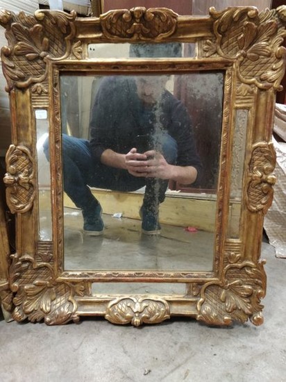 Wooden mirror and gilded stucco with bead. Mercury...