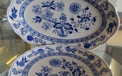 grands plats à viande ronds (D-26 cm) et ovales (34x24 cm) "Hutschenreuther" motif oignon