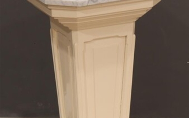 (-), wit beschilderde kolom met panelen en marmeren...