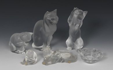 A modern Lalique glass model of a bear, seated, fr…