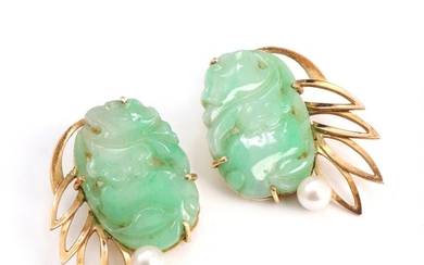 Bræmer-Jensen: A pair of pearl and jade ear clips set with carved jade and cultured pearls, mounted in 14k gold. L. 2.8 cm. Weight app. 4.5 g. (2)