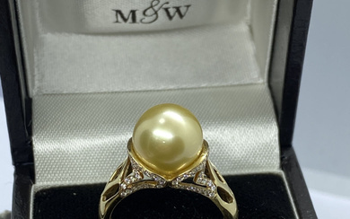 14ct YELLOW GOLD GOLDEN SOUTH SEA PEARL & DIAMOND RING...