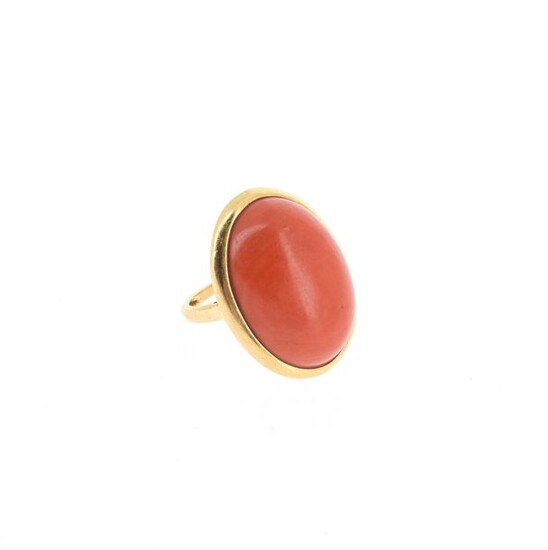 18 K (750 °/°°) yellow gold ring set with a coral cabochon Gross