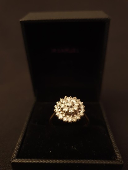 18ct gold diamond cluster ring, weight 5.2g Size O/P