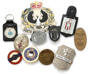1907/5360: Collection of police badge signs and badges, etc., incl. Australia, Belgium, Canada, England, France, Holland, Israel, Italy and Switzerland, in total 11 pcs