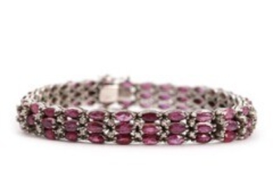 1918/1160 - Ruby and diamond bracelet set with numerous faceted rubies and single-cut diamonds, mounted in 14k white gold. L. 17.5 cm. 1960's.