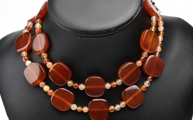 AN AGATE BEAD NECKLACE