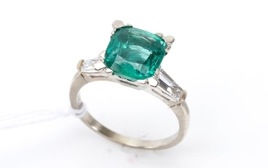 AN EMERALD AND DIAMOND RING IN 14CT WHITE GOLD