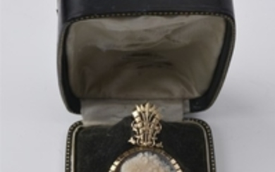 An 18k gold pendant with a large agate cameo
