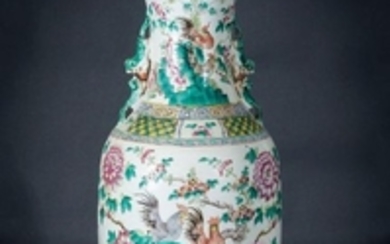 Arte Cinese A Canton porcelain vase painted with
