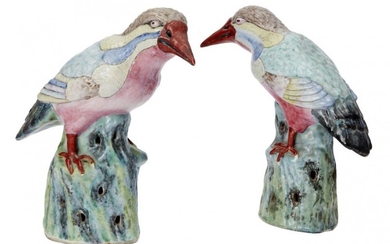 A pair of Chinese porcelain famille rose...