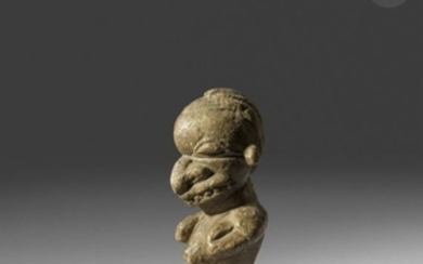 Une ancienne statuette Pomdo dans une posture clas…