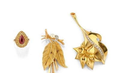 A 18K gold, garnet and diamond brooches and ring