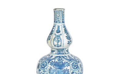A BLUE AND WHITE DOUBLE GOURD VASE Wanli