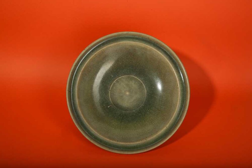 A CHINESE LONGQUAN CELADON CHARGER.
