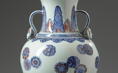 A CHINESE PORCELAIN VASE, CHINA, QING DYNASTY