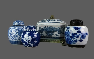 A COLLECTION OF THREE 20TH CENTURY CRACKLE GLAZE GINGER JARS AND COVERS, ALONG WITH A CASKET