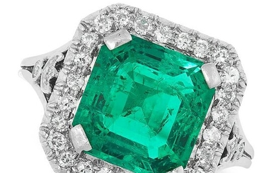 A COLOMBIAN EMERALD AND DIAMOND CLUSTER RING set with