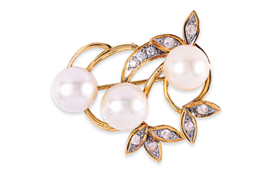 A CULTURED SOUTH SEA PEARL AND WHITE SAPPHIRE BROOCH