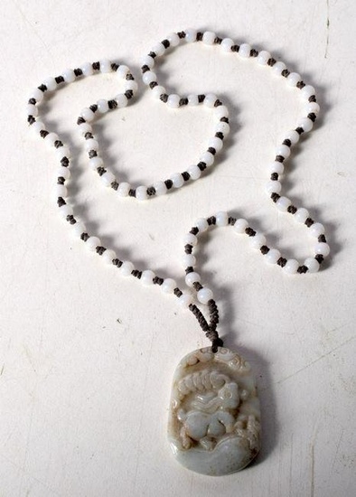 A Chinese agate necklace. 60cm.