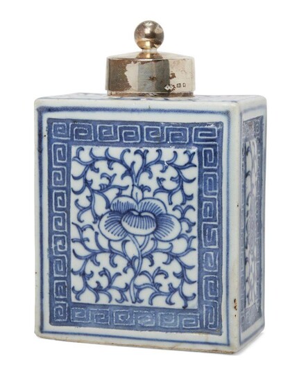 A Chinese blue and white porcelain tea caddy, early 20th...