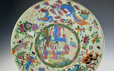 A LARGE CHINESE QING DYNASTY FAMILLE ROSE PORCELAIN CHARGER, 18TH/19TH CENTURY