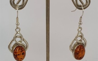 A PAIR OF SILVER AND AMBER DROP EARRINGS