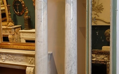 A PAIR OF VARIEGATED WHITE MARBLE COLUMNS, FIRST QUARTER 20TH CENTURY