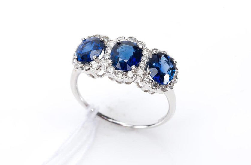 A SAPPHIRE AND DIAMOND TRIPLE CLUSTER RING IN 18CT WHITE GOLD, SAPPHIRES TOTALLING 2.61CTS, DIAMONDS TOTALLING APPROXIMATELY 0.37CTS