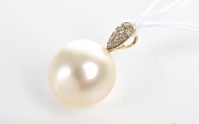 A SOUTH SEA PEARL AND DIAMOND PENDANT, PEARL MEASURING 13.8MM TO A BALE IN 9CT GOLD
