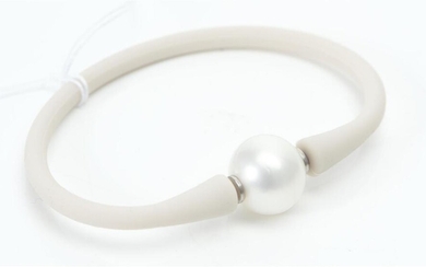 A SOUTH SEA PEARL AND WHITENEOPRENE BRACELET, THE ROUND PEARL MEASURING 14MM, LENGTH 18CMS