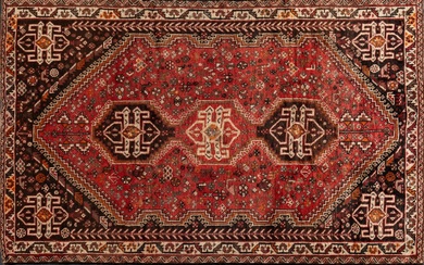 A Shiraz hand knotted wool rug, 5’2 1/2” x 8’4”