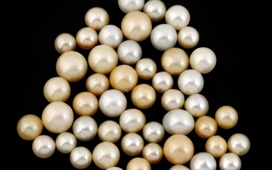 A collection of unmounted cultured South Sea pearls without drill holes in...