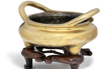 A large Chinese tripod bronze censer, mark of Xuande 17/18th century. Weight 14.9 kg. H. 21 cm Diam. 35 (39) cm.