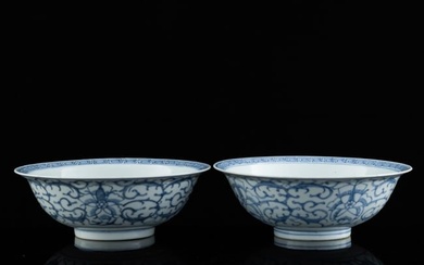 A pair of Chinese blue and white 'floral' bowls, early 19th century