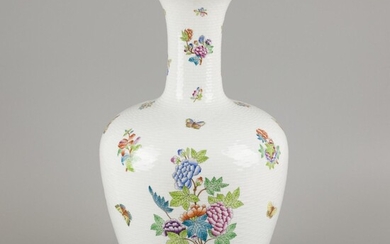 A porcelain baluster vase with Queen Victoria decor, Herend, 1st half 20th century.