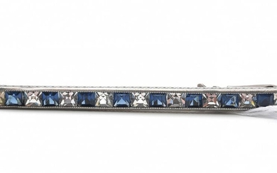 AN ANTIQUE FRENCH BAR BROOCH SET WITH BLUE AND WHITE PASTE, IN SILVER, HALLMARKED, NAPOLEON III ERA, TOTAL LENGTH 60MM