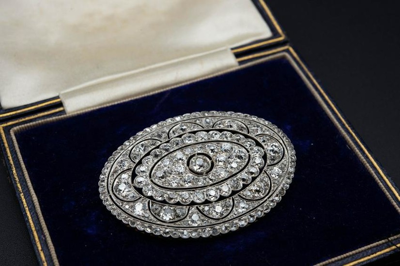 AN EARLY 20TH CENTURY DIAMOND BROOCH, the oval mount