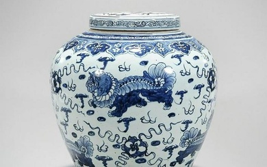 ANTIQUE CHINESE BLUE AND WHITE LIDDED JAR