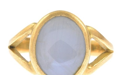 An 18ct gold star sapphire single-stone ring.Stamped 18K....