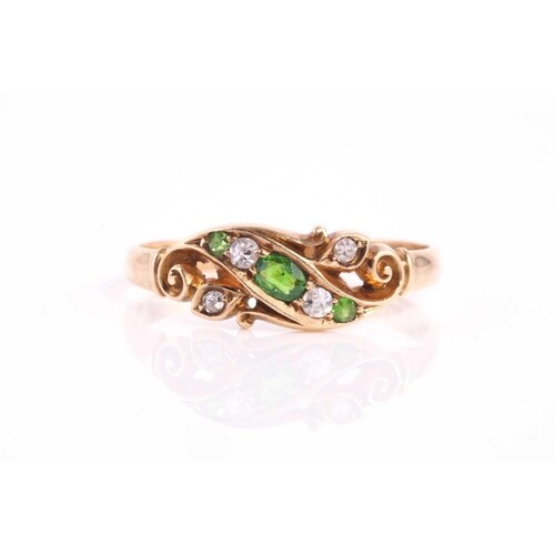 An Edwardian 18ct gold, diamond and green garnet ring, set w...