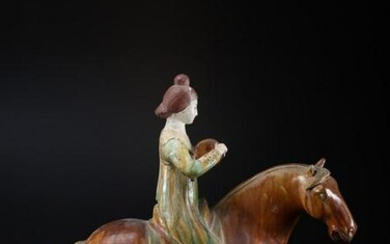 Arte Cinese A ceramic sancai glazed lady on horse in