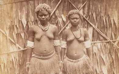 Attribué à Charles Kerry (1857-1928). Portrait de deux jeunes filles des îles Salomon posant parées...