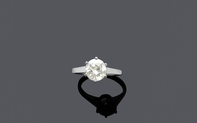 BAGUE BRILLANTE, vers 1960.Or blanc 750.Modèle solitaire classique, serti d'1 diamant taille brillant d'env. 2.20...