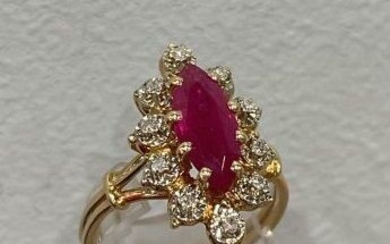 BAGUE "Marquise" en or jaune 750/°° ornée d'un rubis navette entouré de diamants taille 8/8....